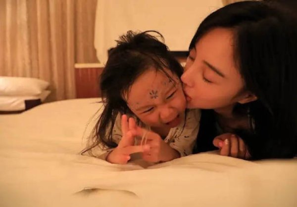 比较好的股票配资平台 甜馨晒与李小璐旧照大秀母女情